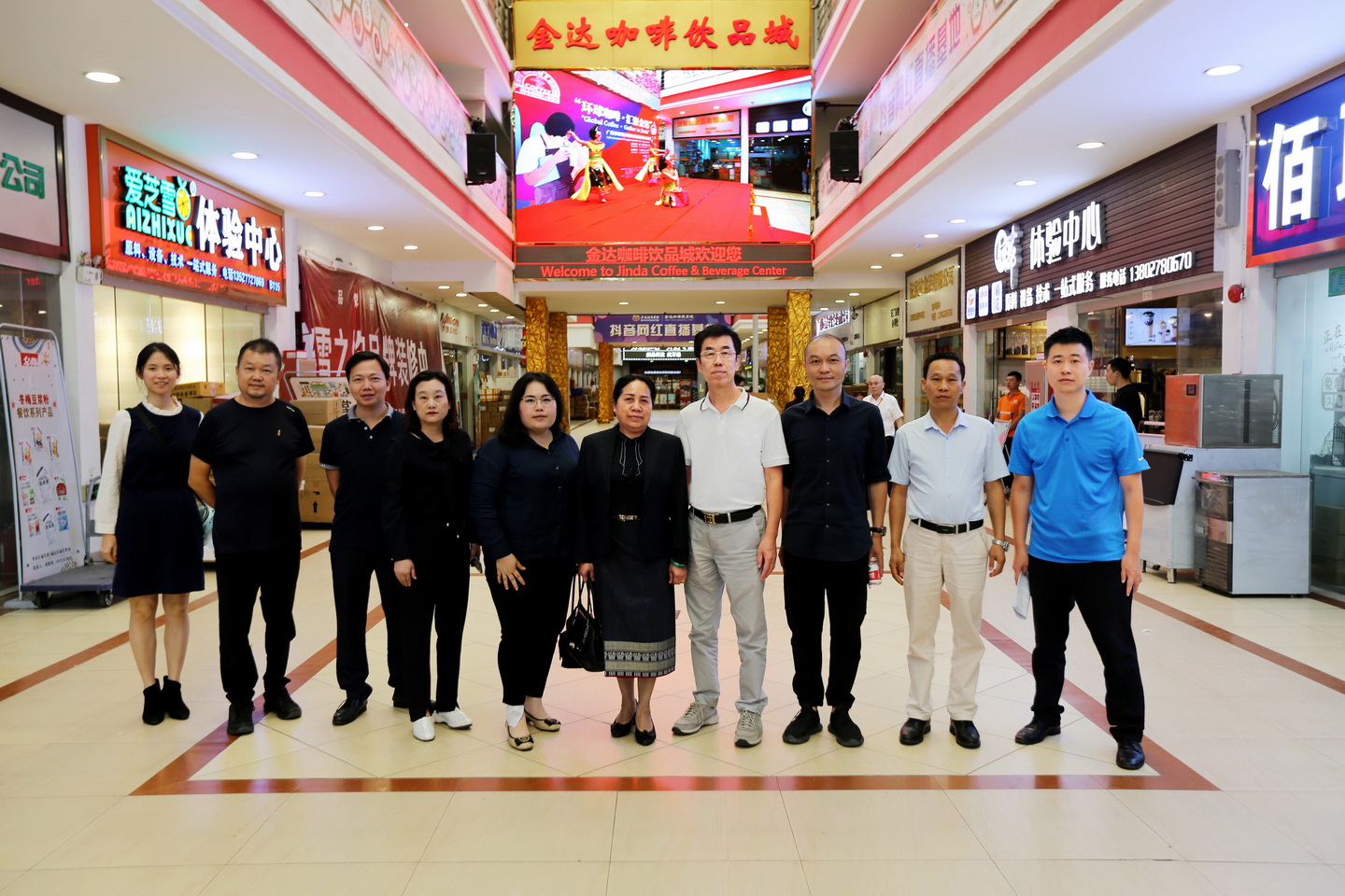 老挝驻广州总领事馆沙婉萍总领事一行莅临金达咖啡饮品城考察交流 老挝驻广州总领事馆沙婉萍总领事一行莅临金达咖啡饮品城考察交流